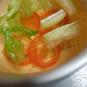 簡単シャキシャキ♡ロメインレタスとトマトのスープ